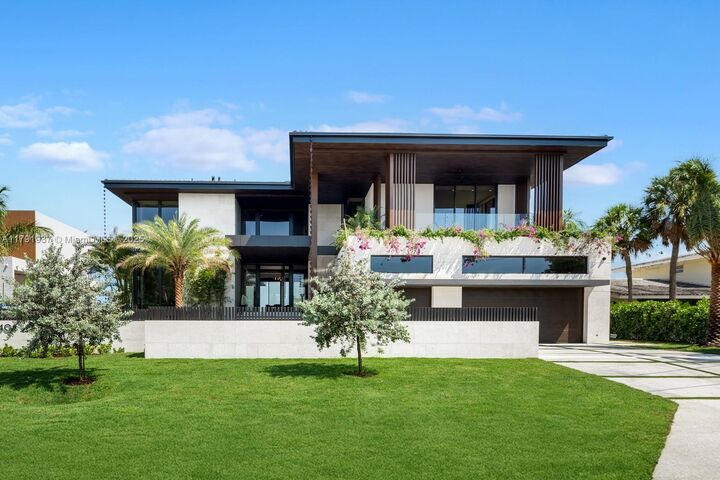 Property Photo: 11404 N Bayshore Dr FL 33181
