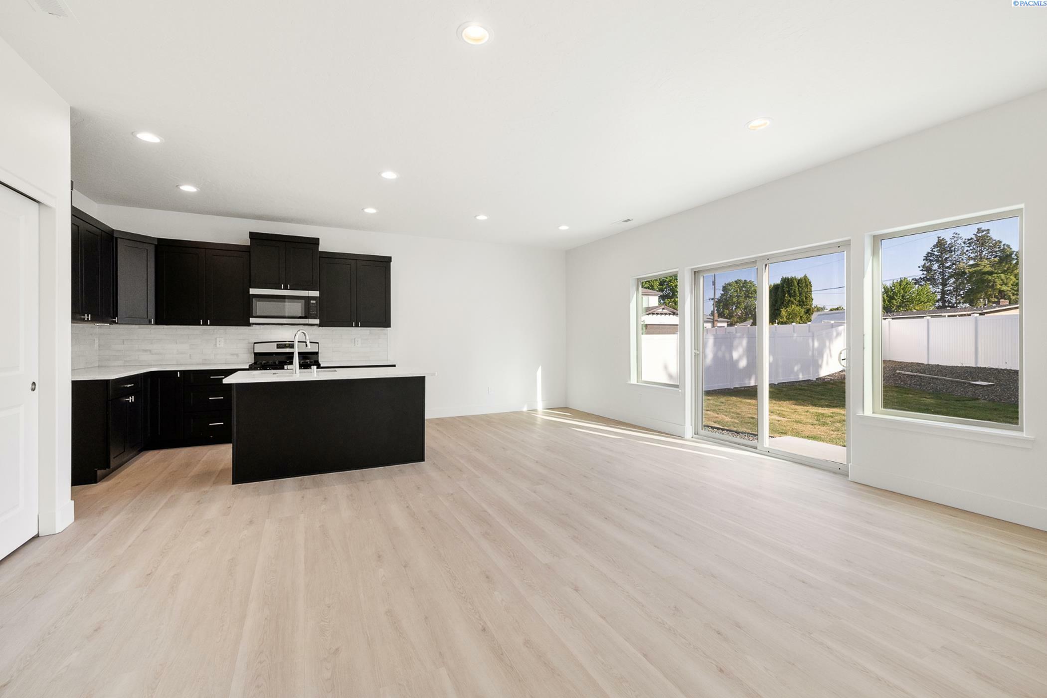 Property Photo: 1162 S Underwood Pl WA 99337