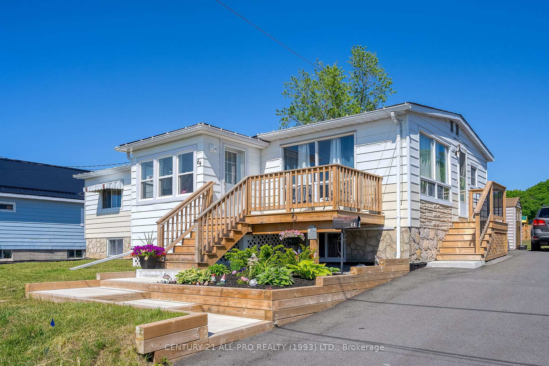 Photo de la propriété: 64 Alexander Street ON L1A 1B3
