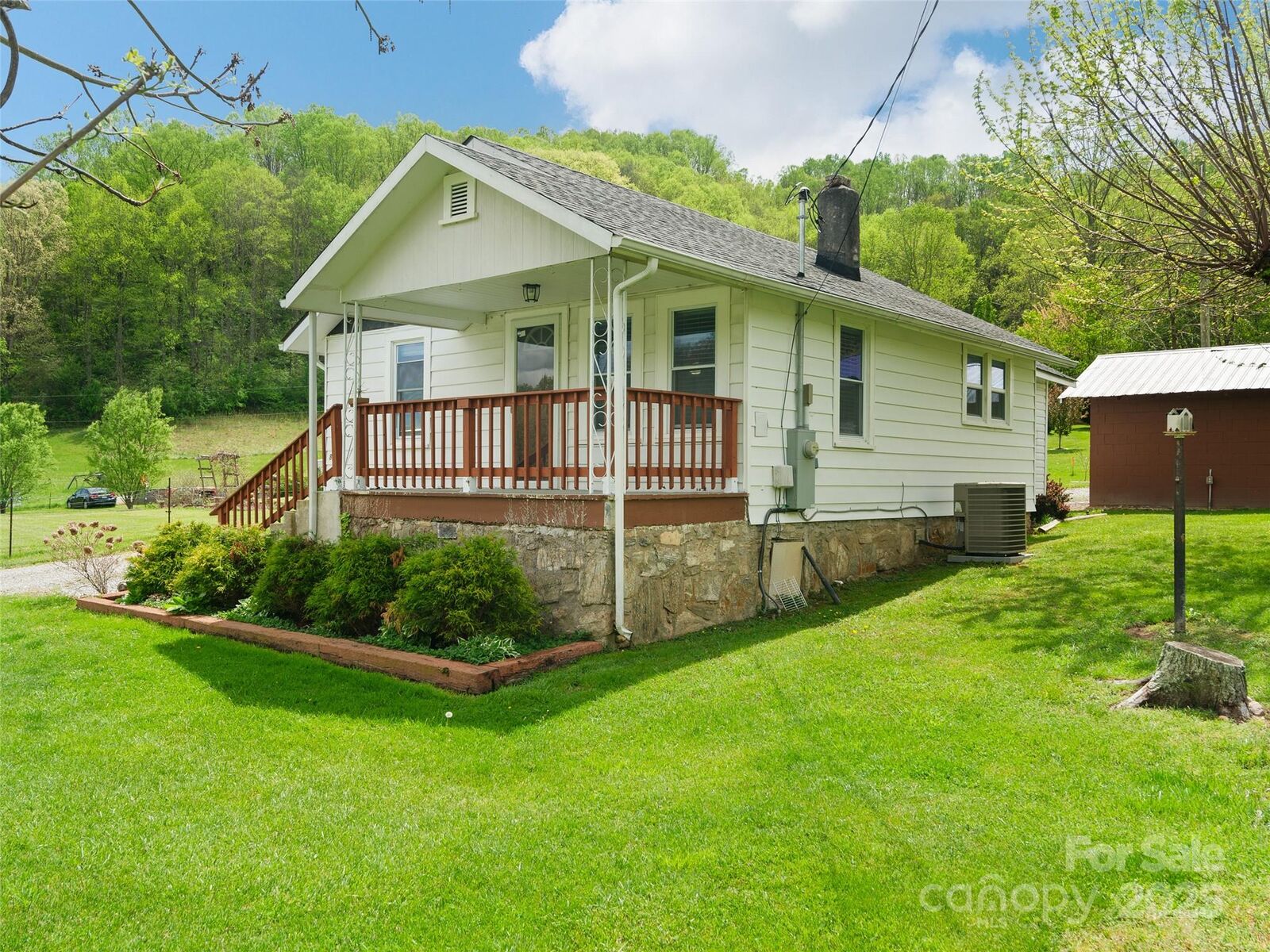 Property Photo:  819 Mauney Cove Road  NC 28786 