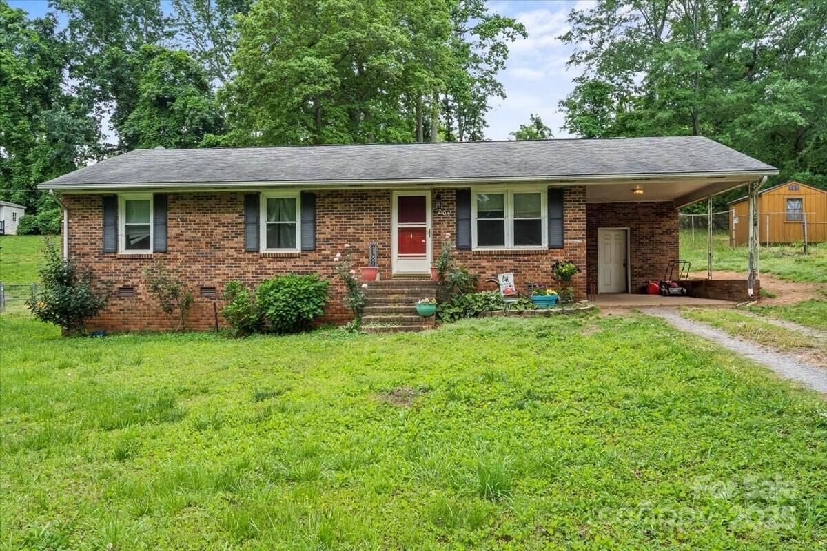 Property Photo: 205 Pinehurst Drive NC 28086