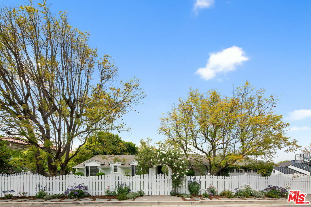Property Photo: 17949 Karen Dr CA 91316