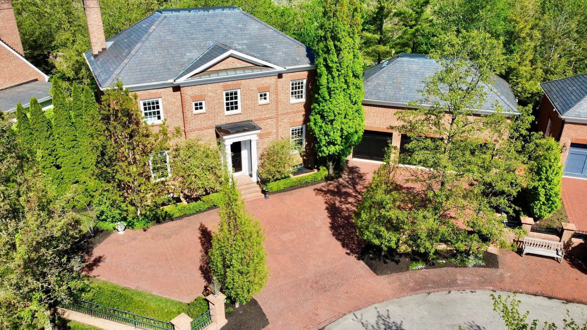 Property Photo: 6940 Clivdon Mews OH 43054