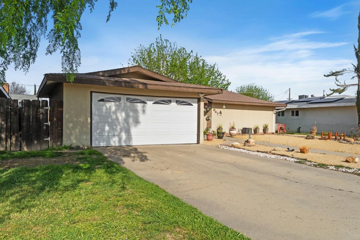 Property Photo:  947 E Cinnamon Drive  CA 93245 