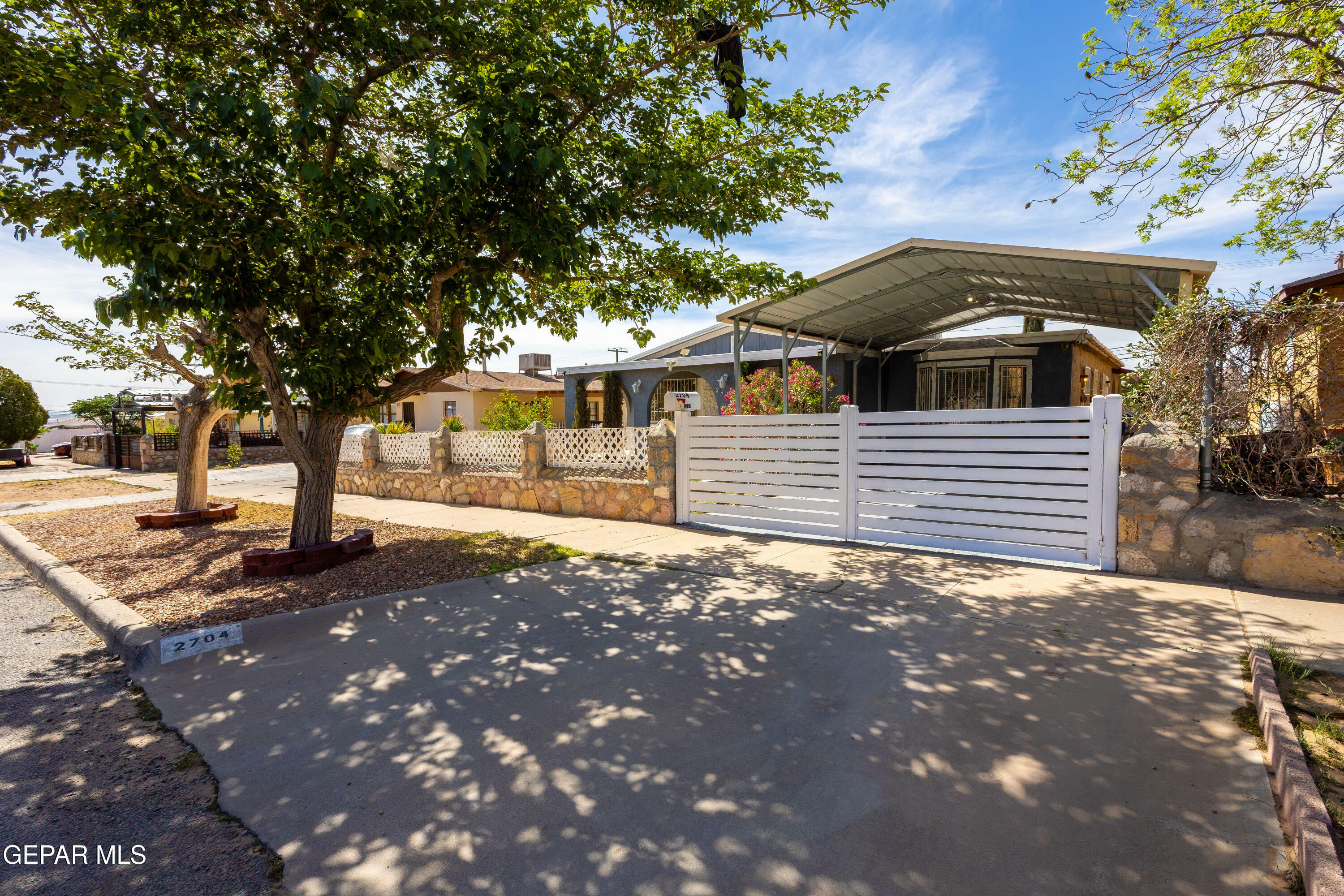 Property Photo: 2704 McKinley Ave Avenue TX 79930