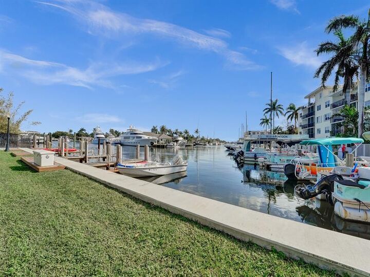 Property Photo: 1115 SE 14th Pl 19C FL 33316
