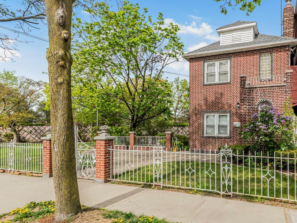 Property Photo: 1313 Kearney Avenue NY 10465