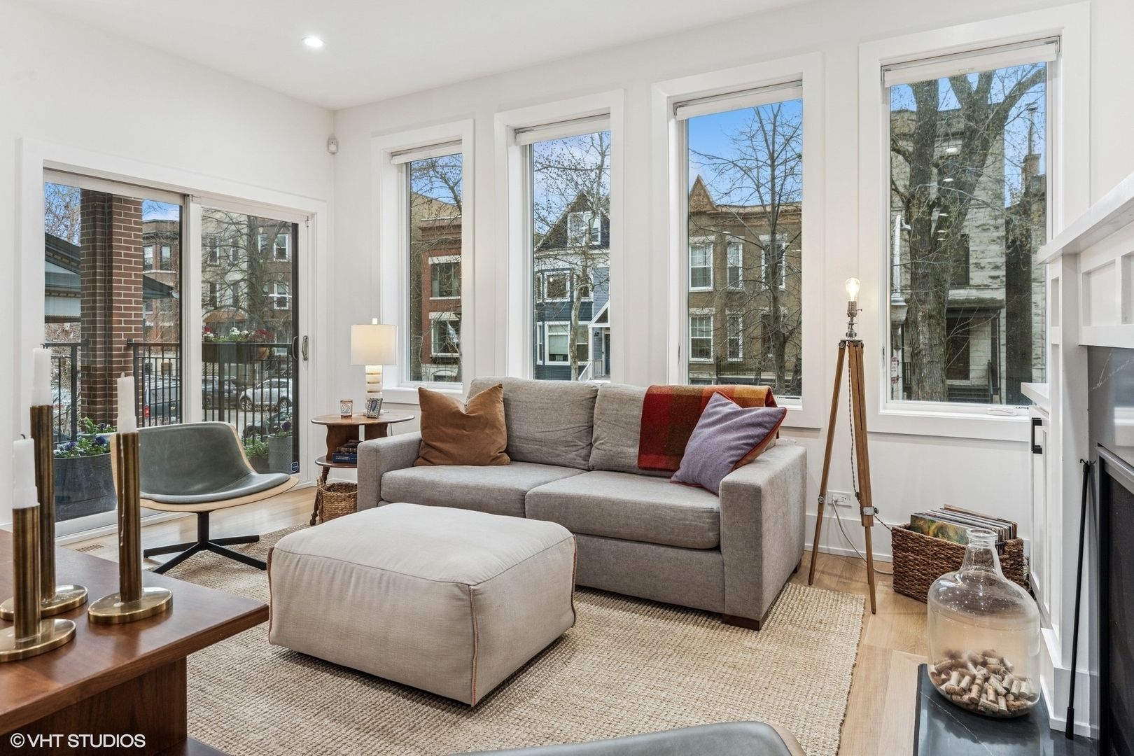 Property Photo: 3837 N Kenmore Avenue 1 IL 60613