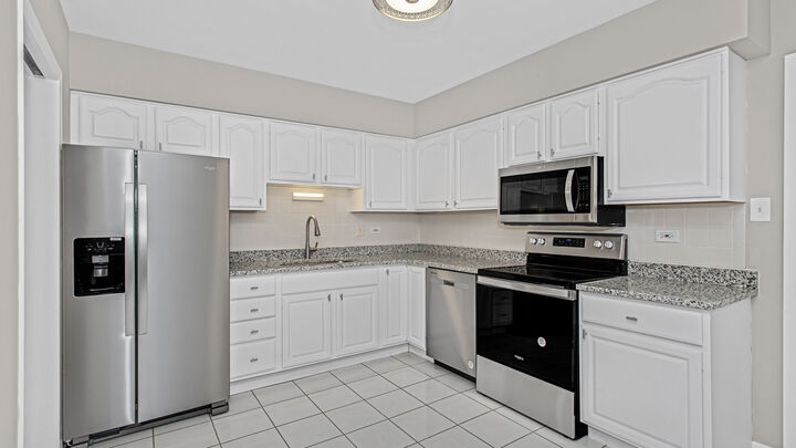 Property Photo: 10630 W Cermak Road 2E IL 60154