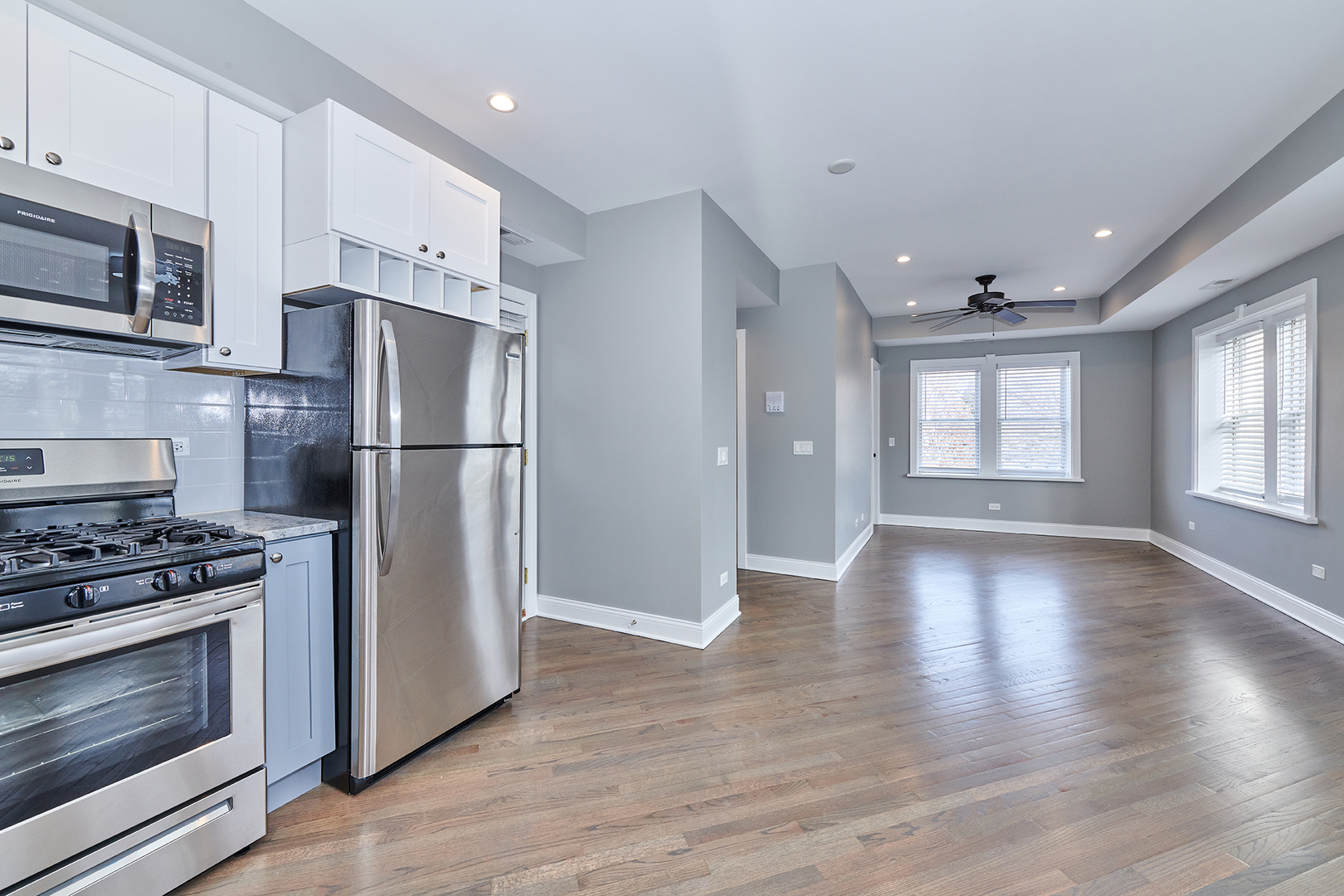 Property Photo: 5701 W Seminole Street 1 IL 60646