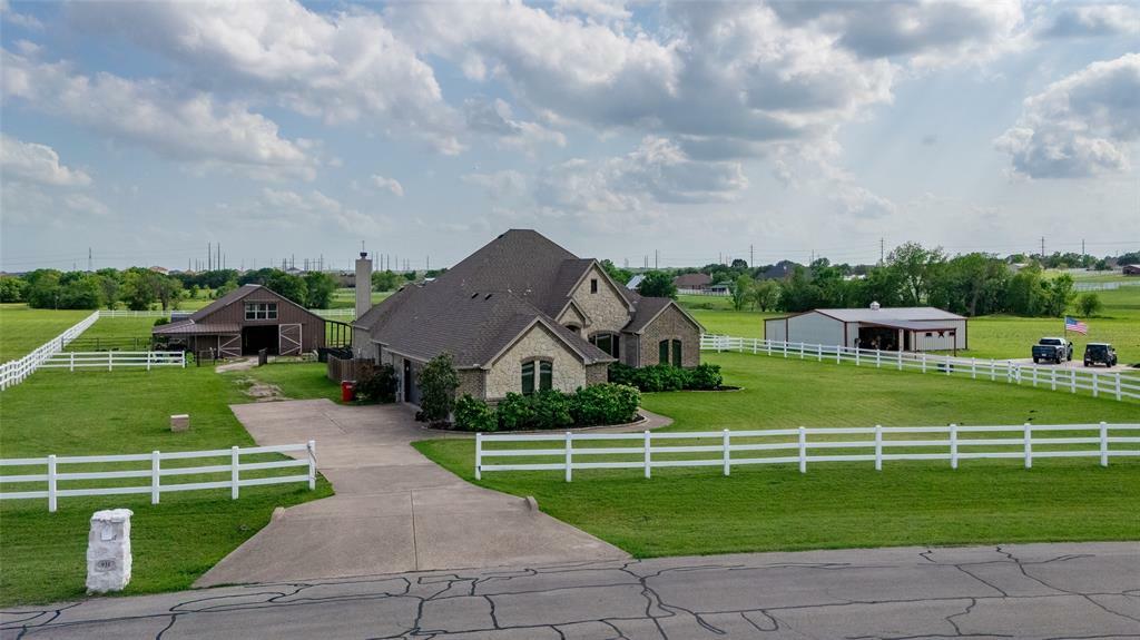 Property Photo: 931 Wickwood Court TX 76131