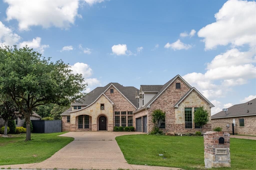 Property Photo: 2705 Shady Lane S TX 76001