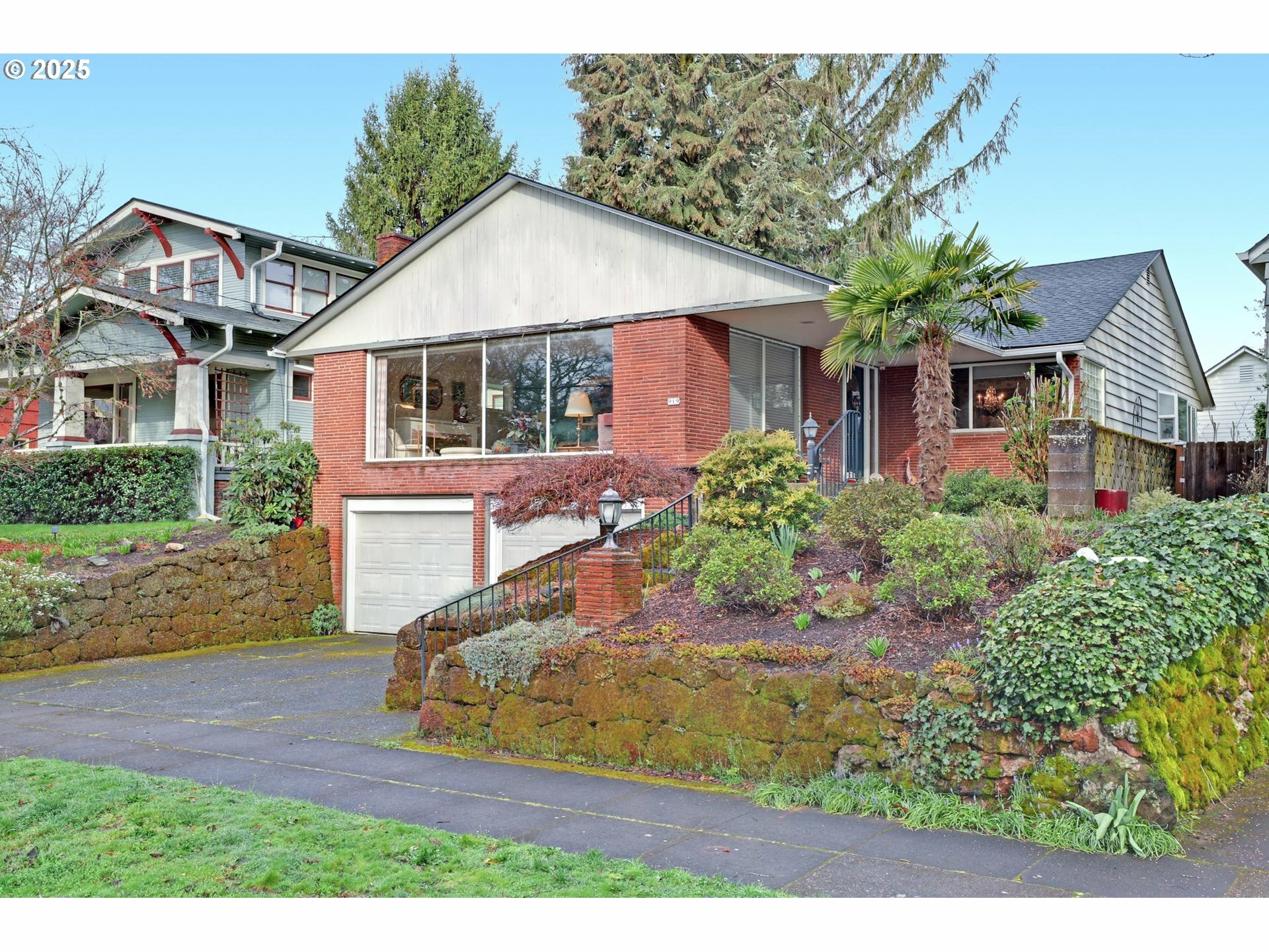 Property Photo: 919 NE Floral Pl OR 97232