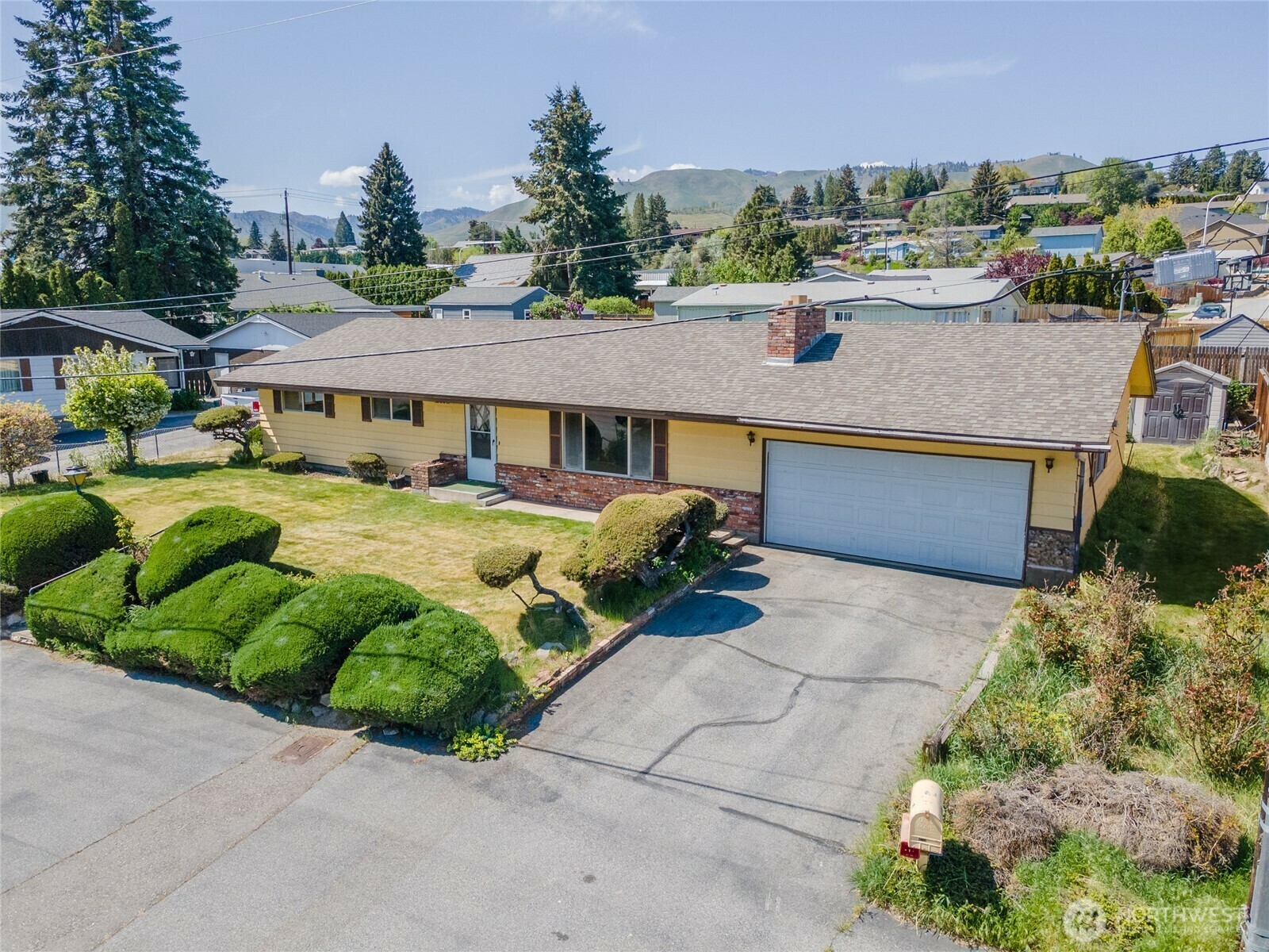 Property Photo: 2110 Avenida Way WA 98801