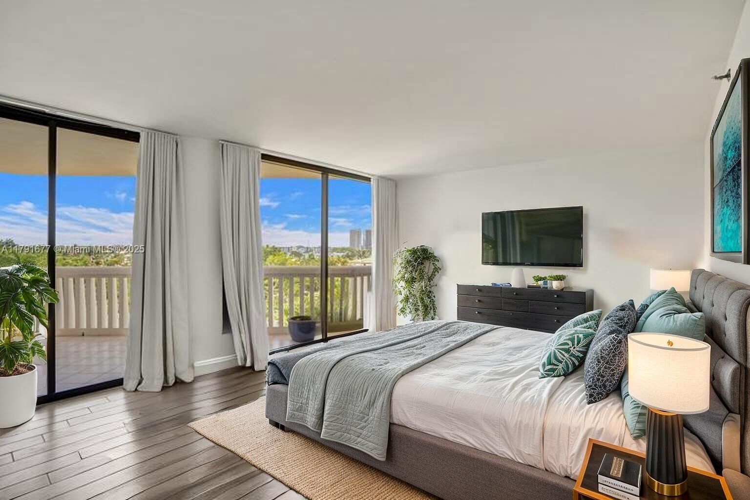 Property Photo: 1000 E Island Blvd 503 FL 33160