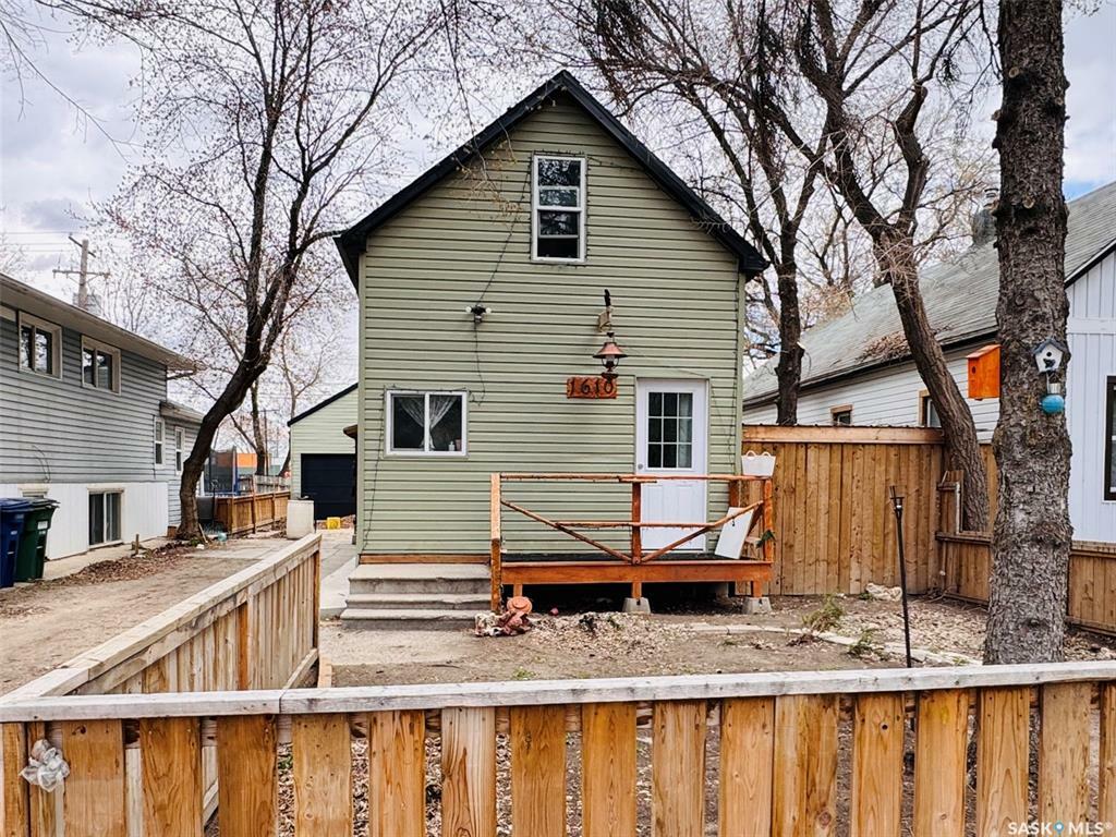 Property Photo: 1610 B Avenue N SK S7L 1H3