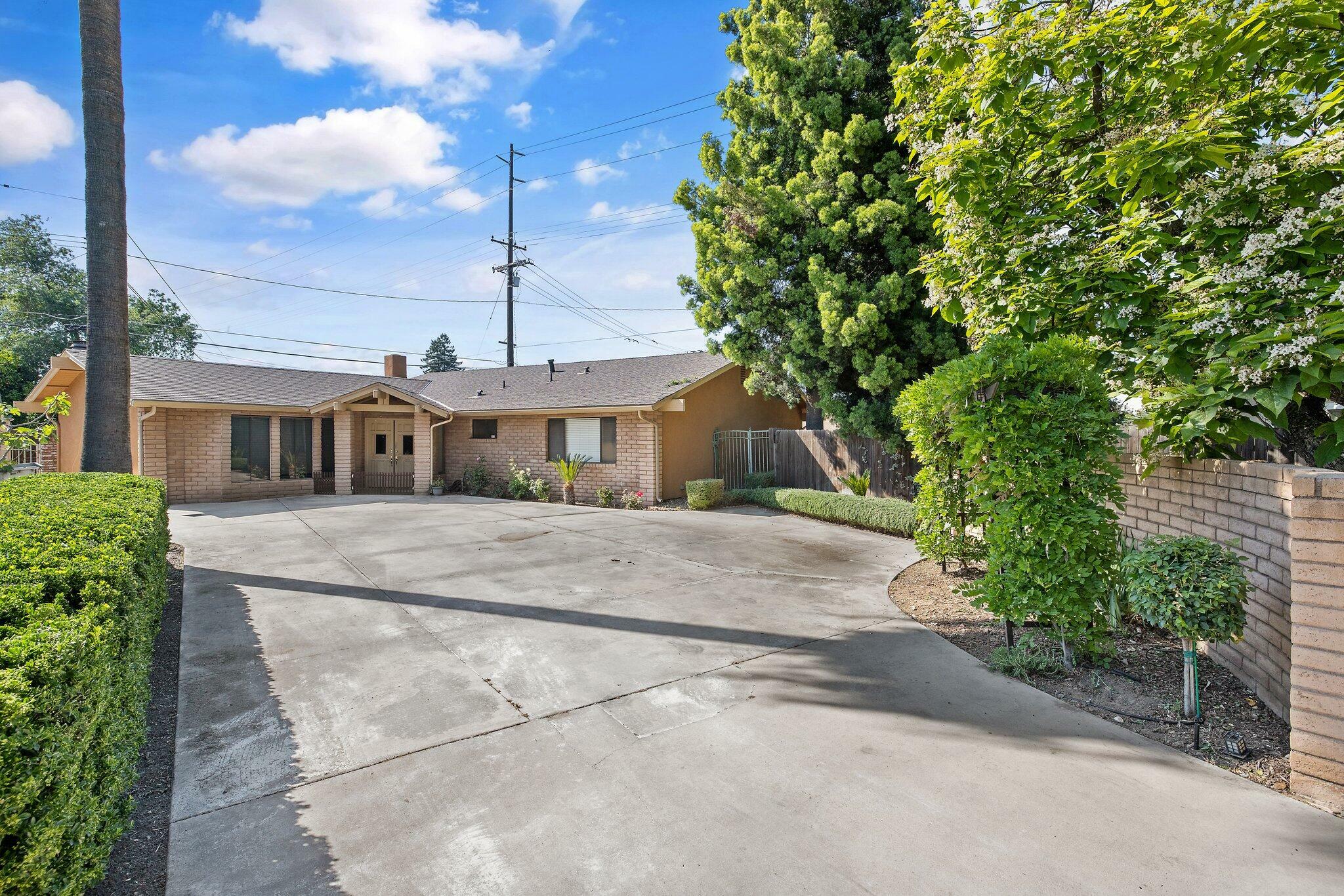 Property Photo: 2021 S Woodland Street CA 93277
