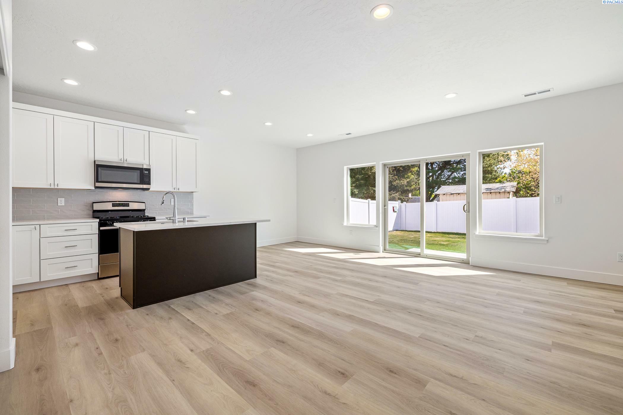 Property Photo: 1163 S Underwood Pl WA 99337