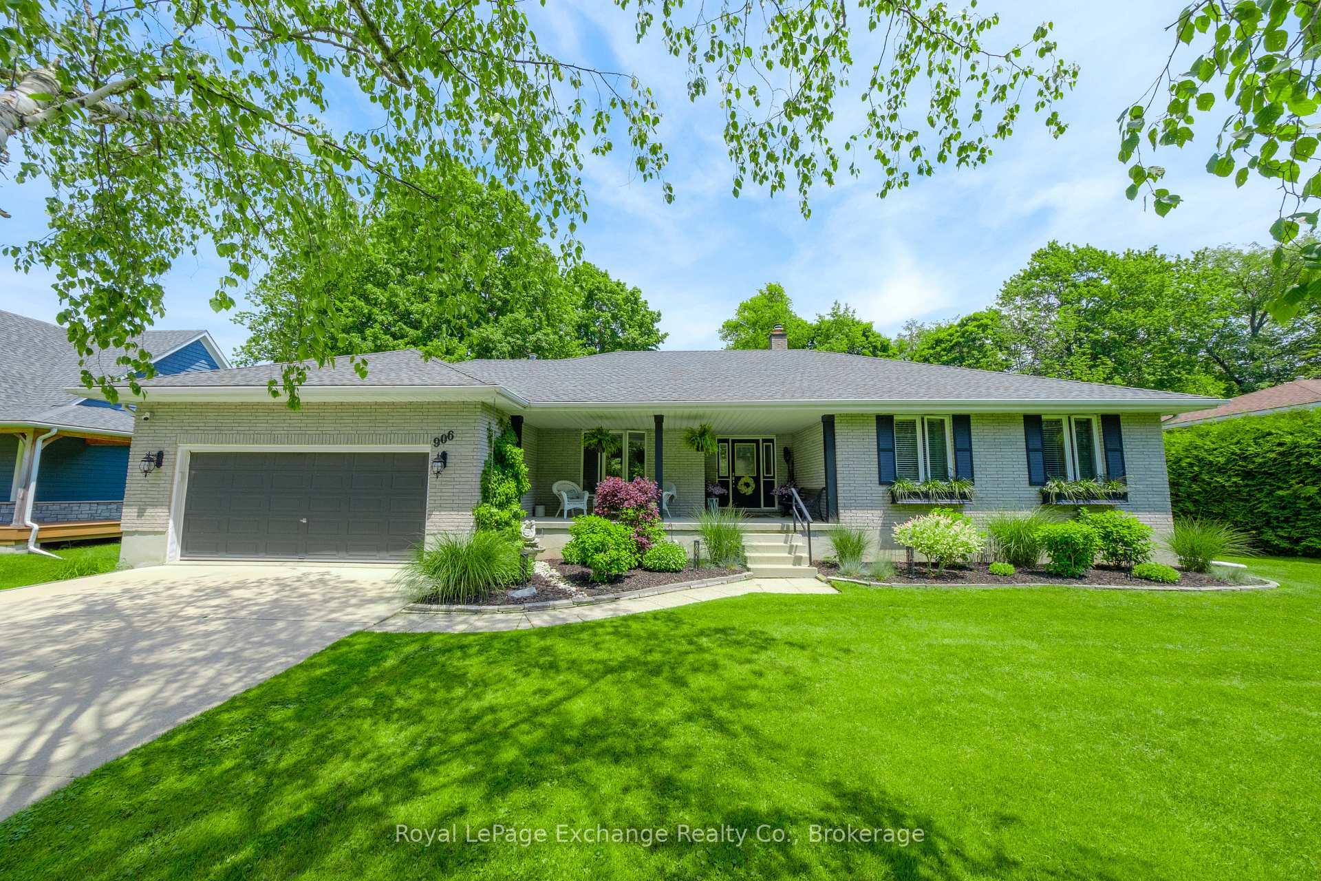 Property Photo: 906 Tanglewood Drive ON N2Z 2X3