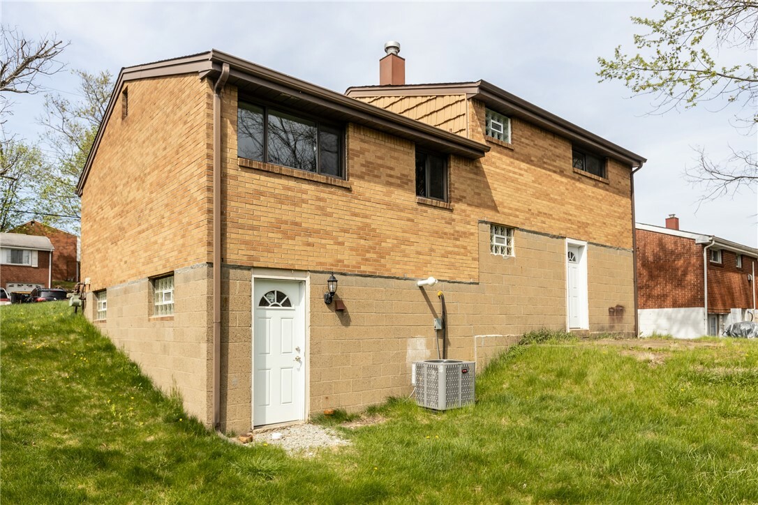 Property Photo: 548 Firethorne Dr PA 15146