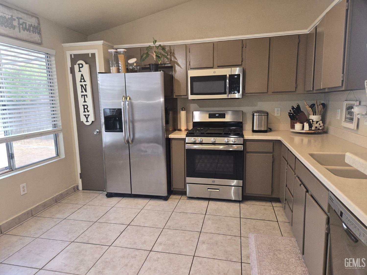 Property Photo: 6412 Madan Street CA 93307