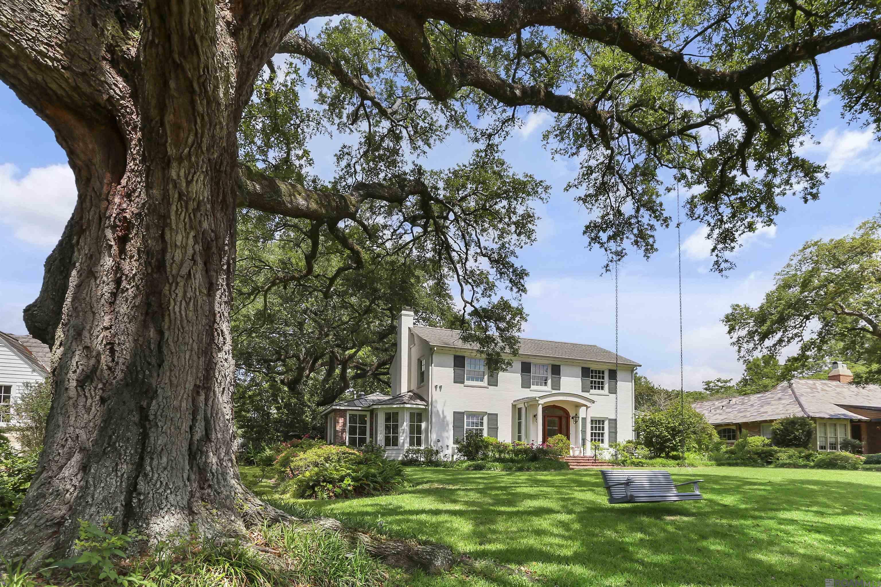 Property Photo: 3027 E Lakeshore Dr LA 70808
