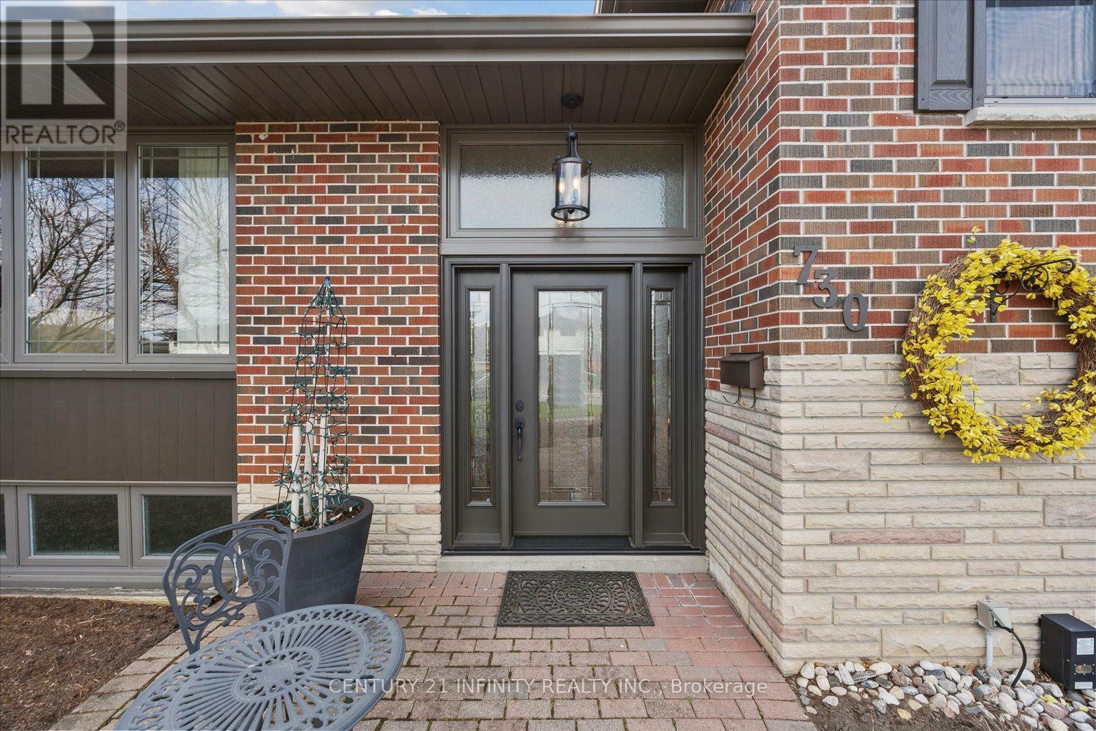 Photo de la propriété: 730 Gibbons Street ON L1J 5A2