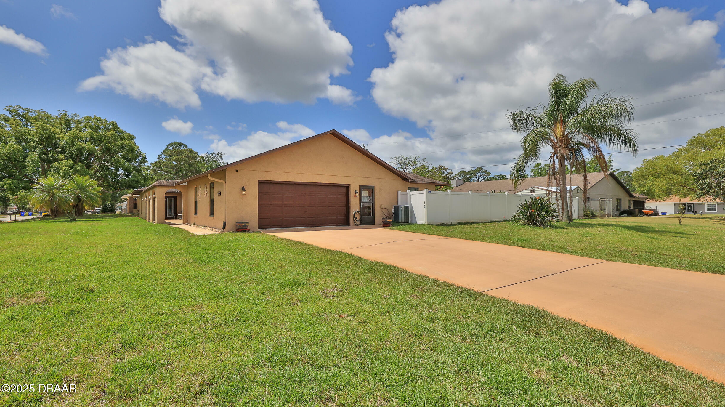 Property Photo: 2504 Sabal Palm Drive FL 32141