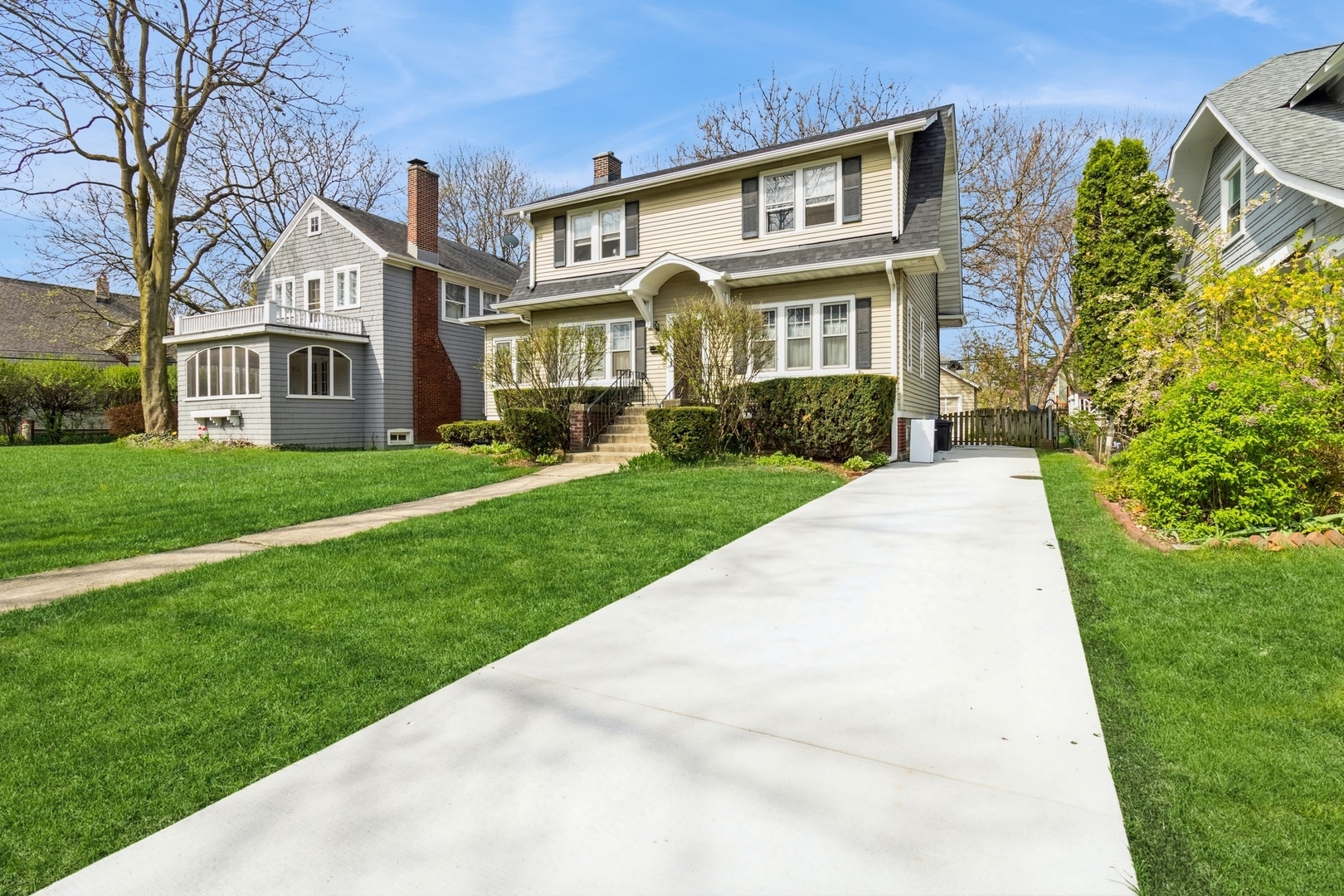 Property Photo: 204 N Kensington Avenue IL 60525