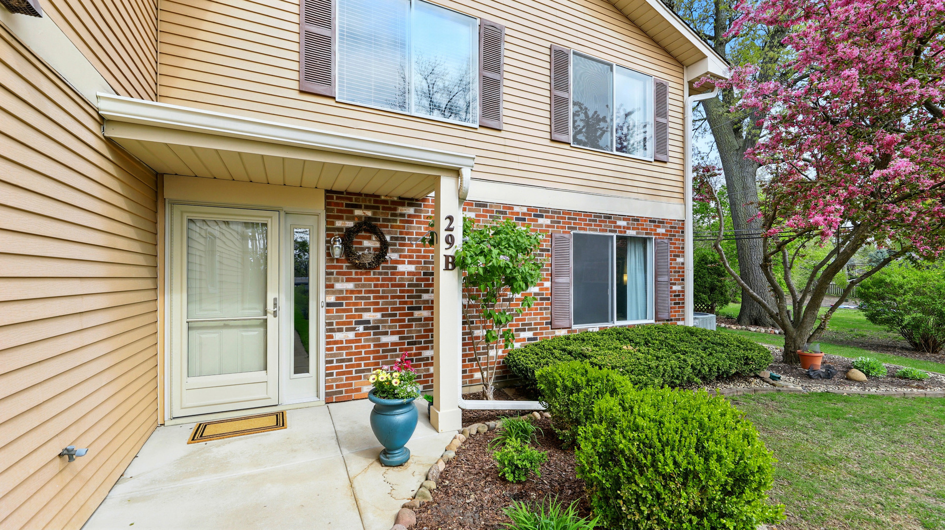 Property Photo: 29 E Hickory Street B IL 60148