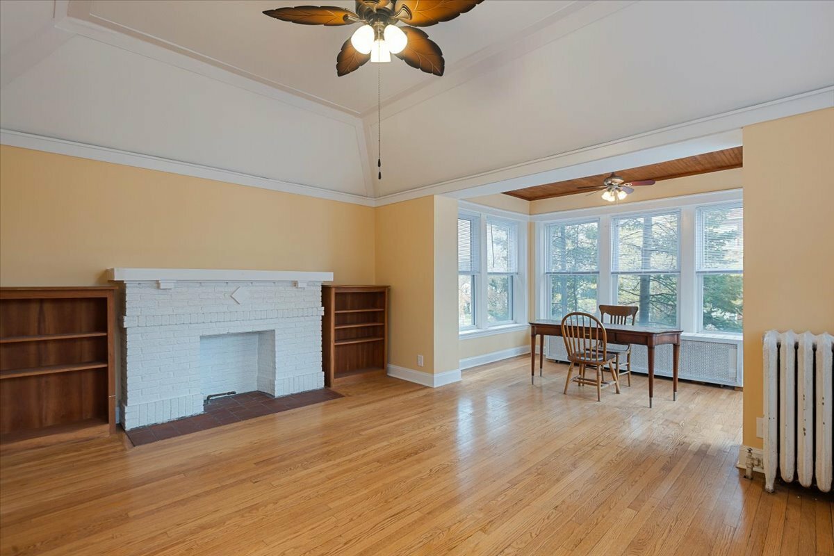 Property Photo: 2139 W Touhy Avenue IL 60645