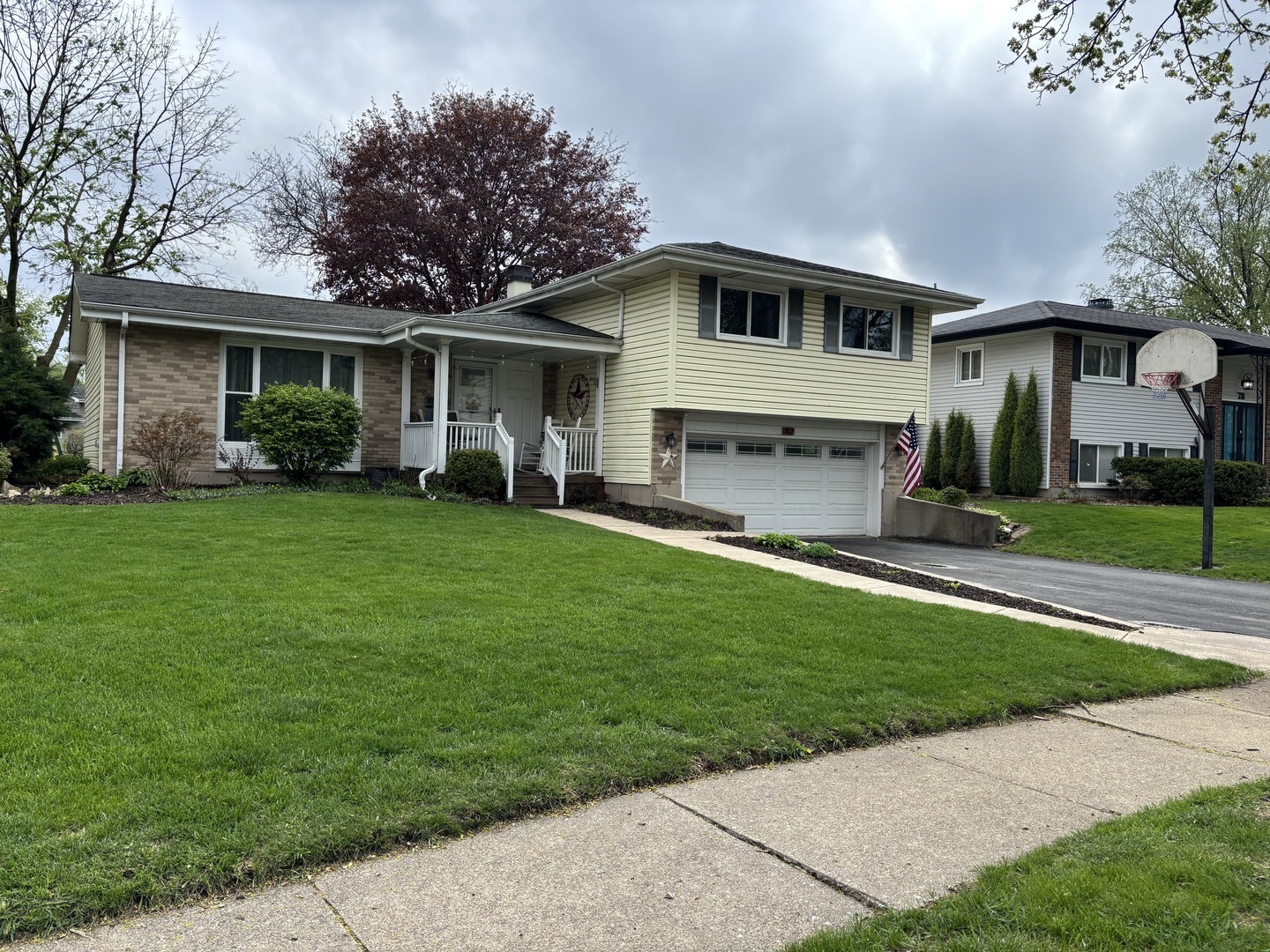 Property Photo: 82 Lombard Circle IL 60148