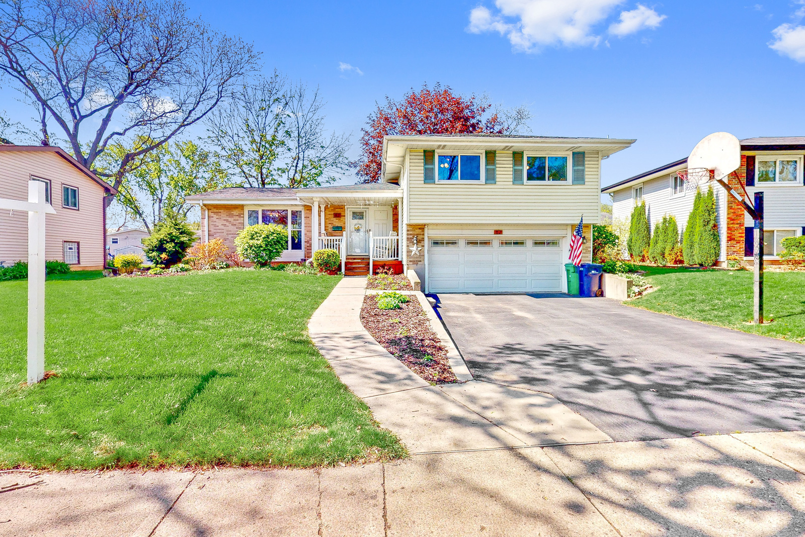 Property Photo: 82 Lombard Circle IL 60148