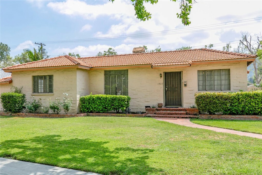 Property Photo: 1422 W Riverside Drive CA 91506