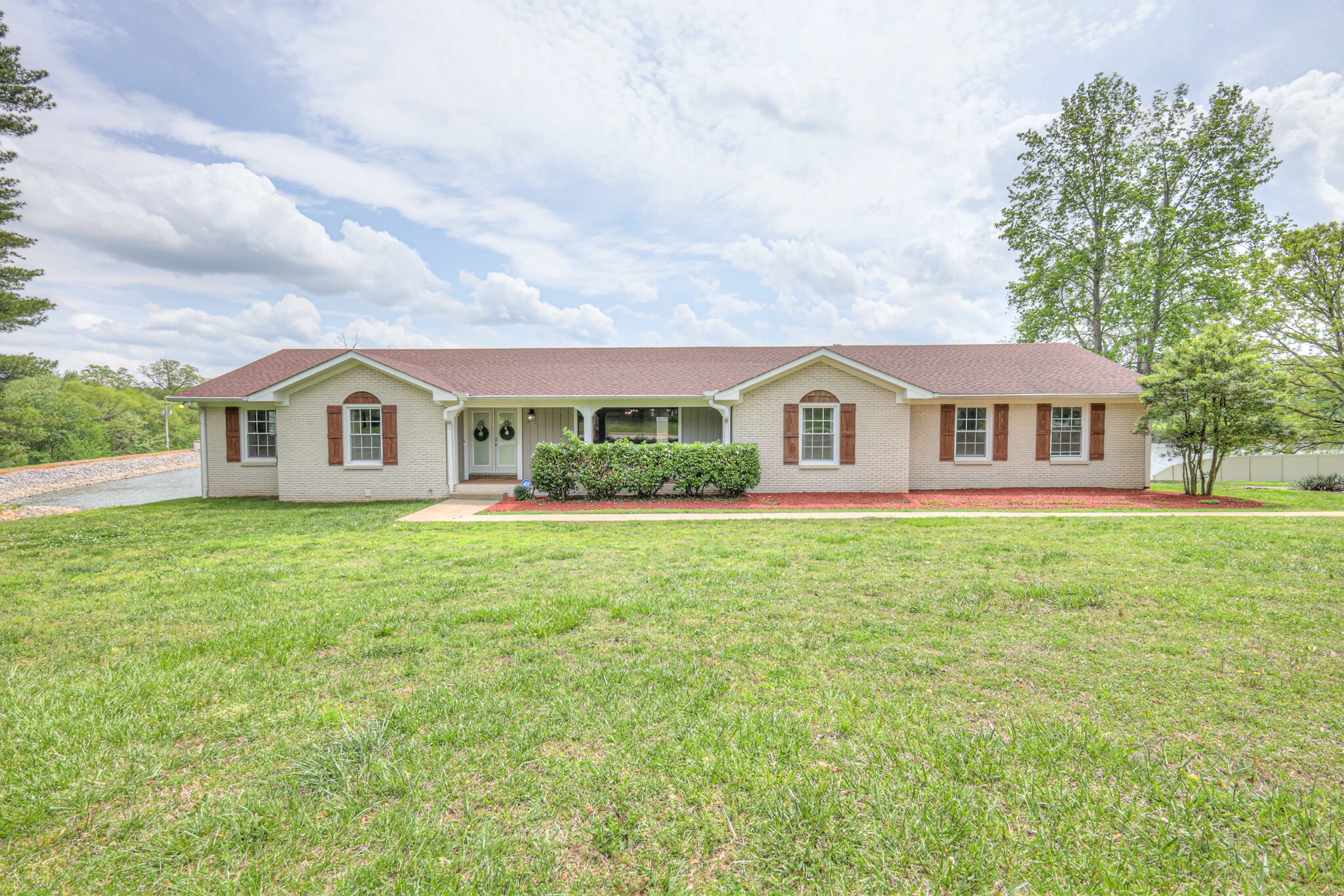 Property Photo: 411 Willow Lake Dr TN 37148