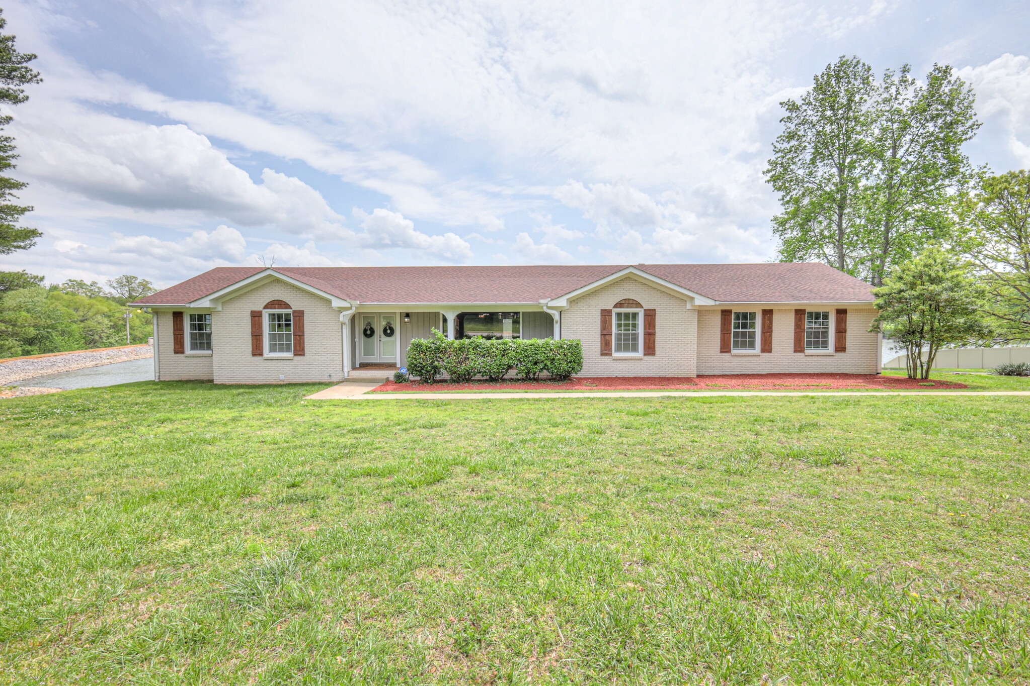 Property Photo: 411 Willow Lake Dr TN 37148