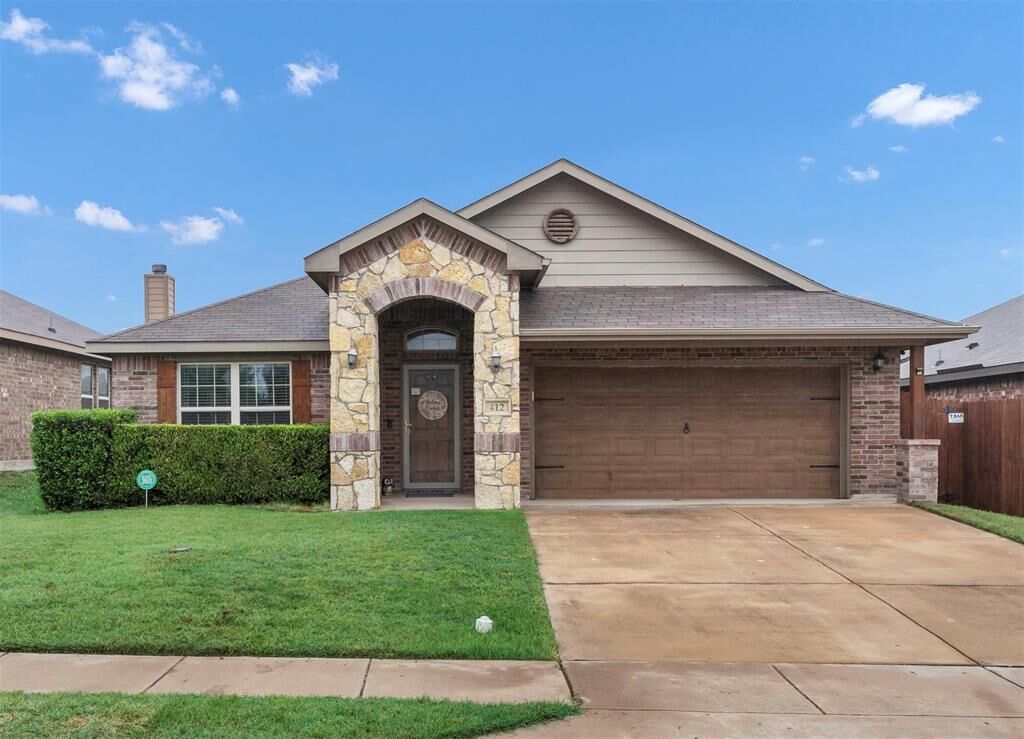 Property Photo: 412 Prescott Lane TX 76036