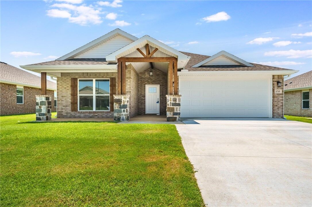 Property Photo:  1715 Edwards Street  AR 72751 