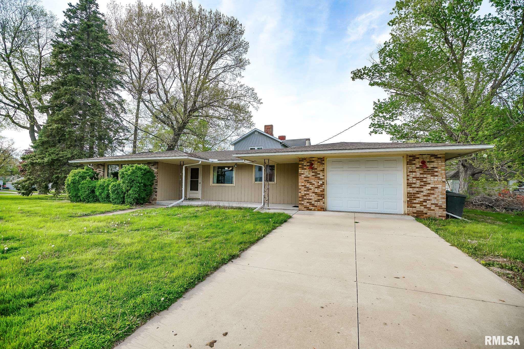 Property Photo: 203 E Evergreen Street IL 61529