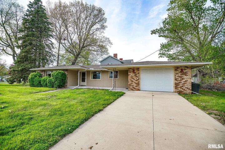 Property Photo:  203 E Evergreen Street  IL 61529 