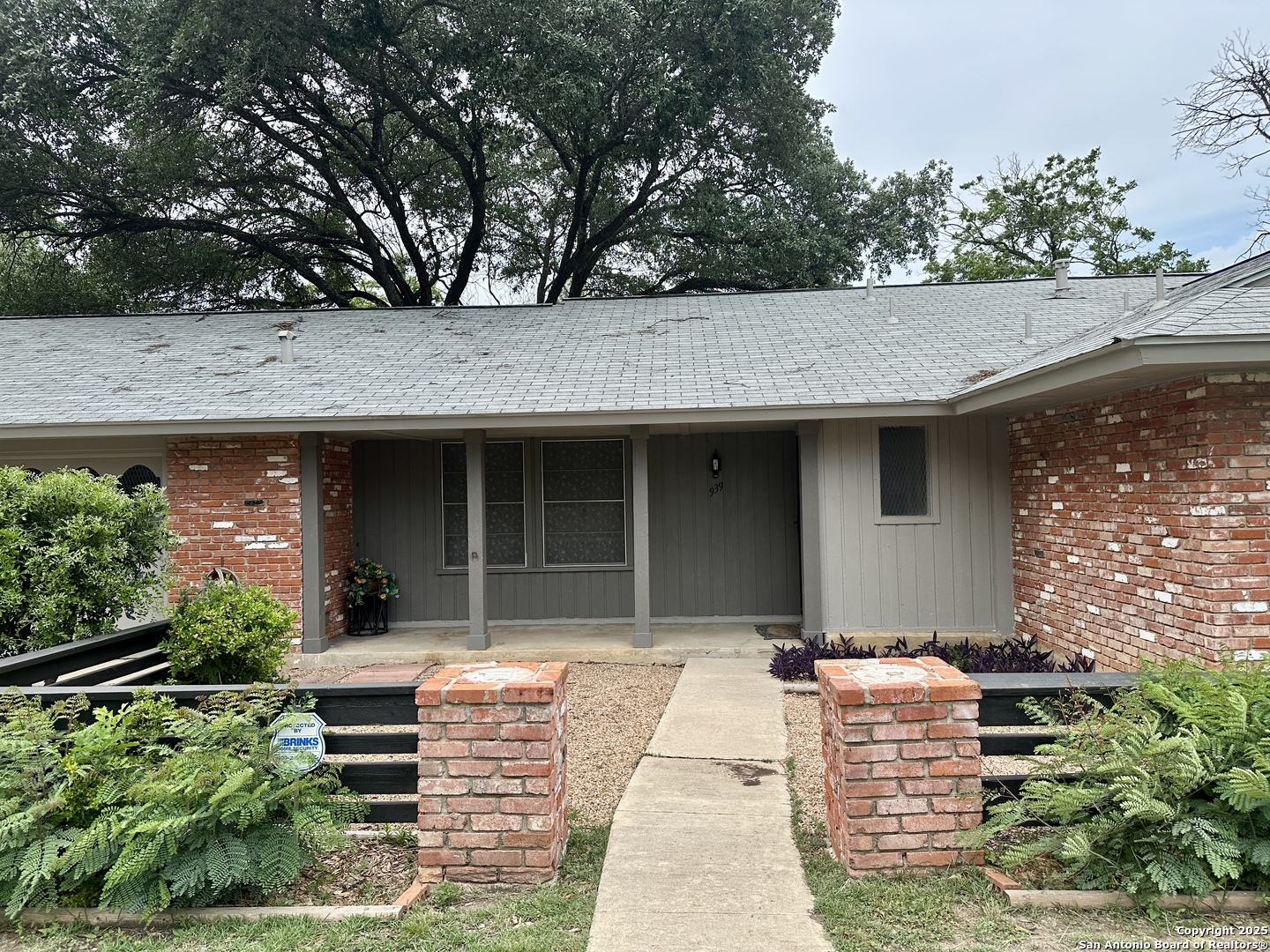 Property Photo: 939 Serenade TX 78213