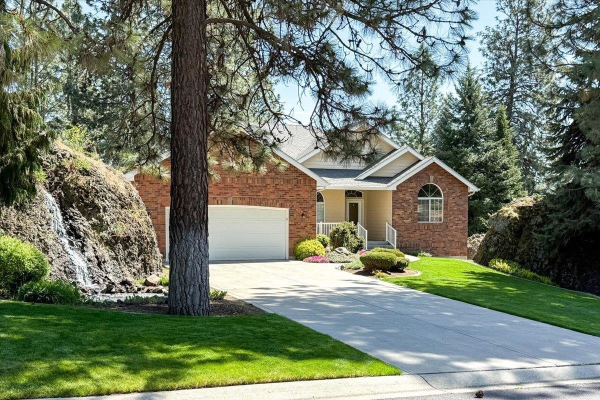 Property Photo: 6916 N East Bluff Ct WA 99208