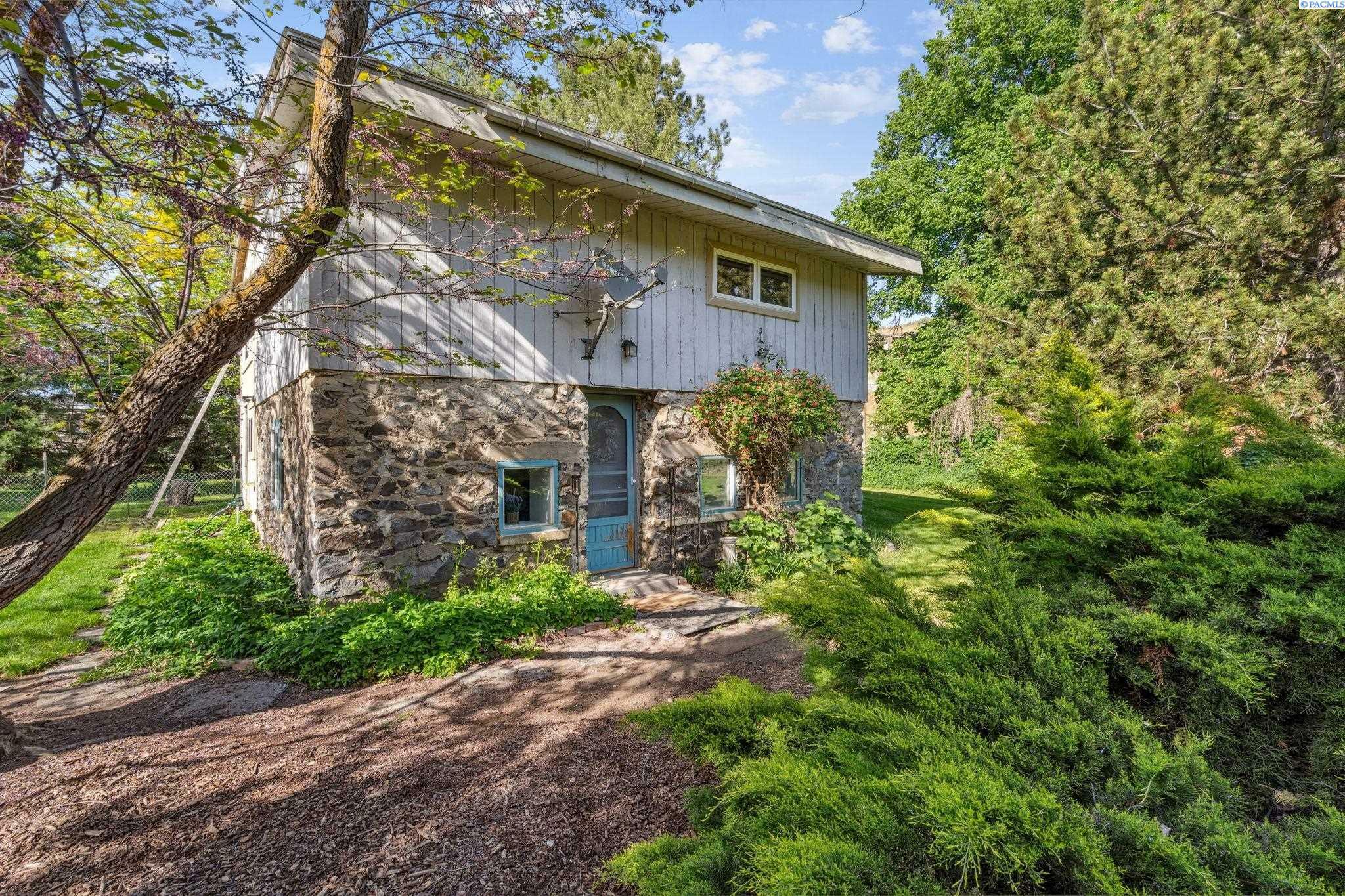Property Photo: 45204 N Demoss Rd WA 99320
