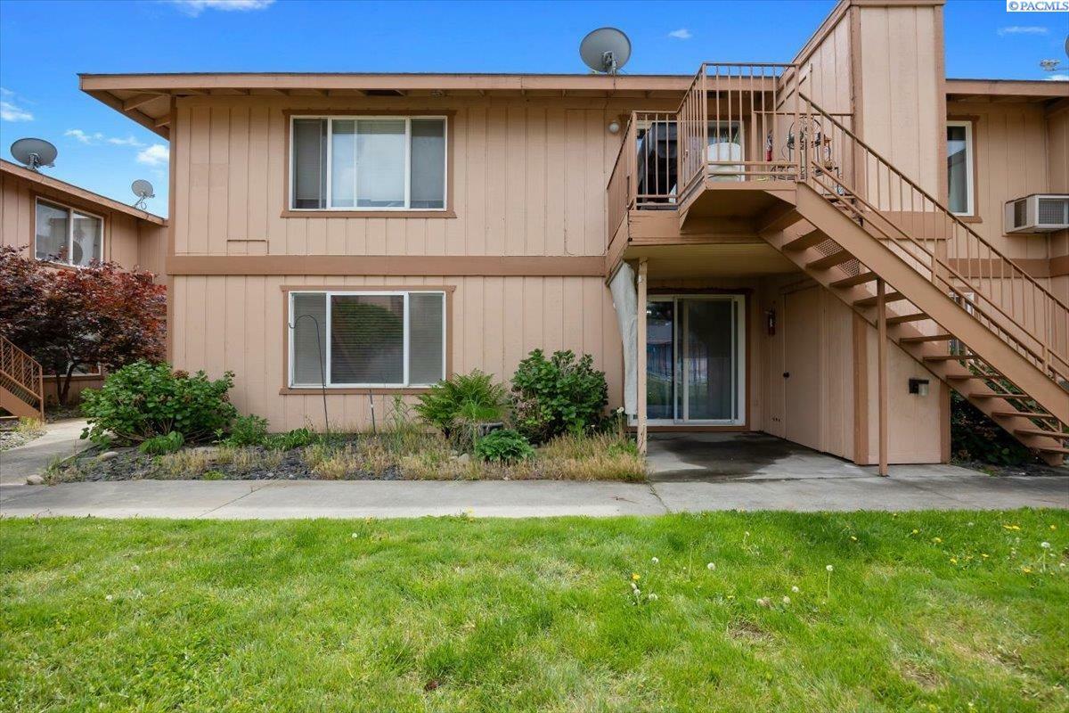 Property Photo: 3121 W Hood Ave E101 WA 99336