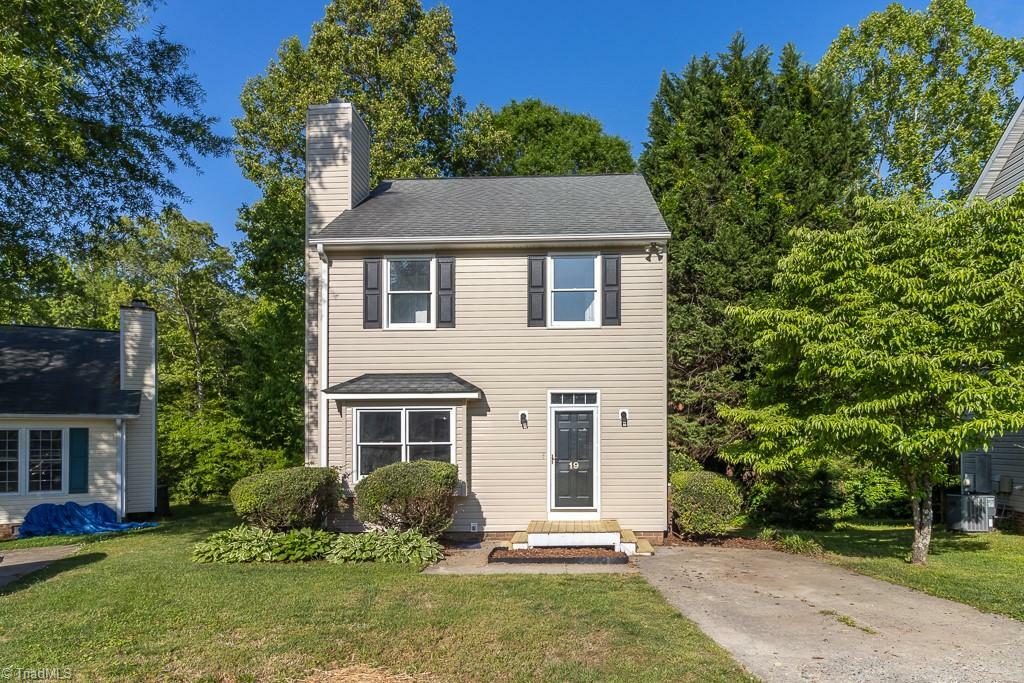 Property Photo: 19 Gatehouse Lane NC 27407