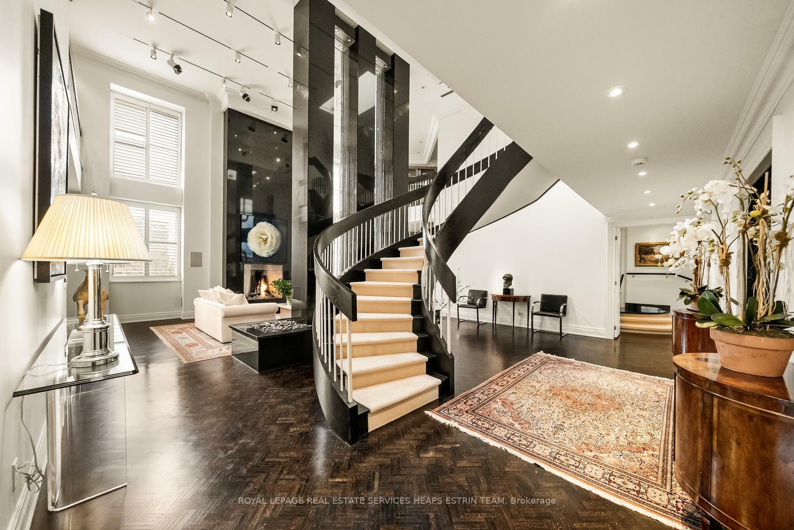 Property Photo: 2 Lynwood Avenue Ph1 ON M4V 1K2