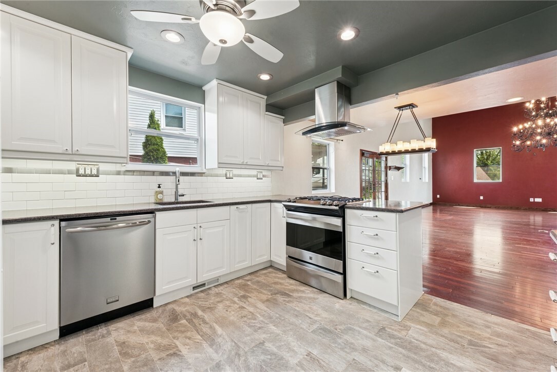 Property Photo: 3302 Crestview Dr PA 15137