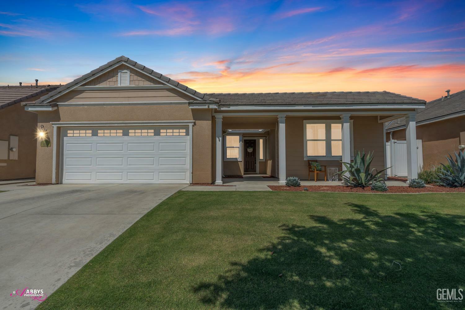 Property Photo: 807 White Alder Drive CA 93314