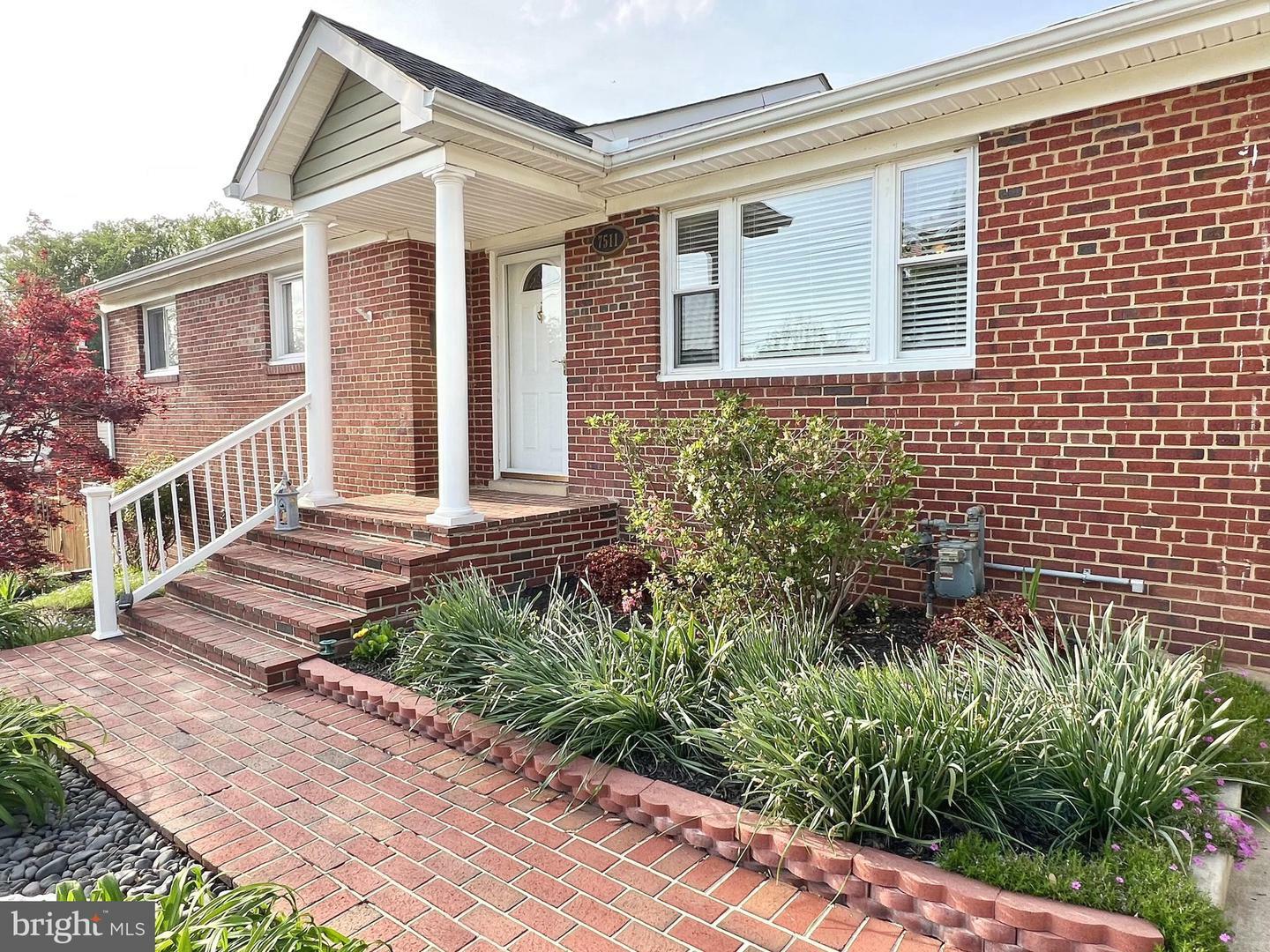 Property Photo: 7511 Mendota Place VA 22150