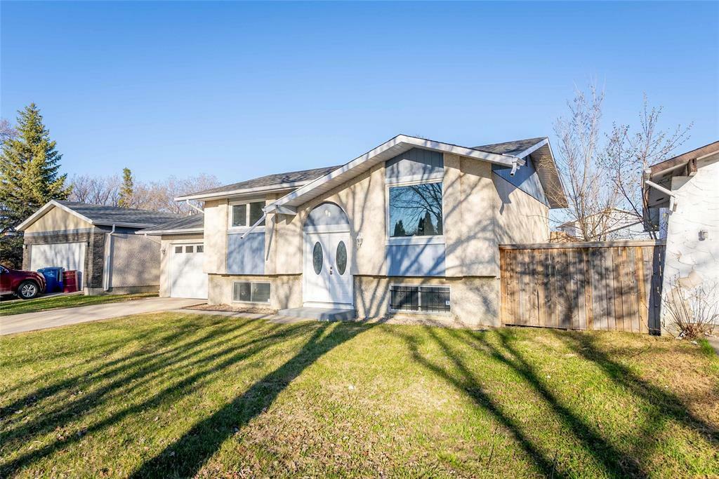 Property Photo: 99 Kushner Crescent MB R2P 0P2